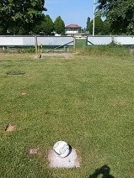 Die FuMinGo-Bahn 9 „Der Rebounder“ mit Abschussstein, Bande und Zielloch