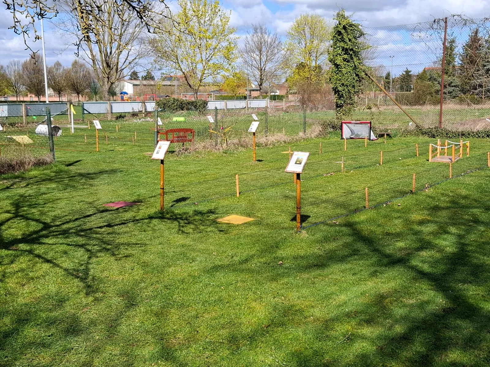 Die FuMinGo-Naturanlage in Lübs mit kurzen Fußball-Minigolf-Bahnen