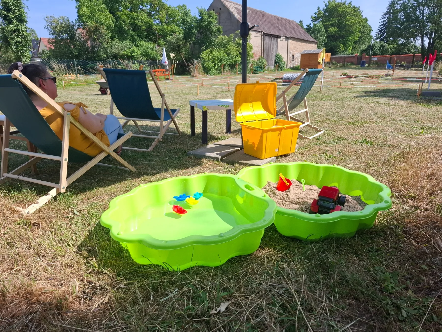 Liegestuhl im Grünen neben dem FuMinGo-Kiosk