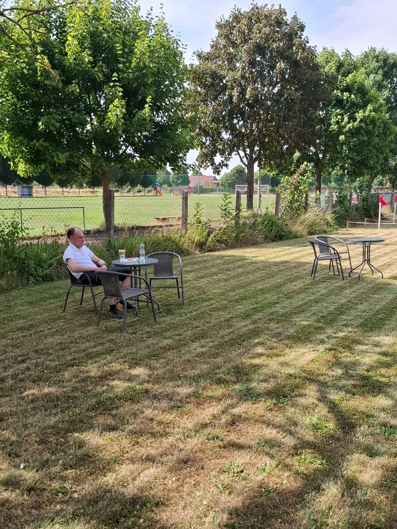 Überdachte Terrasse am FuMinGo-Kiosk mit Tischen und Bänken