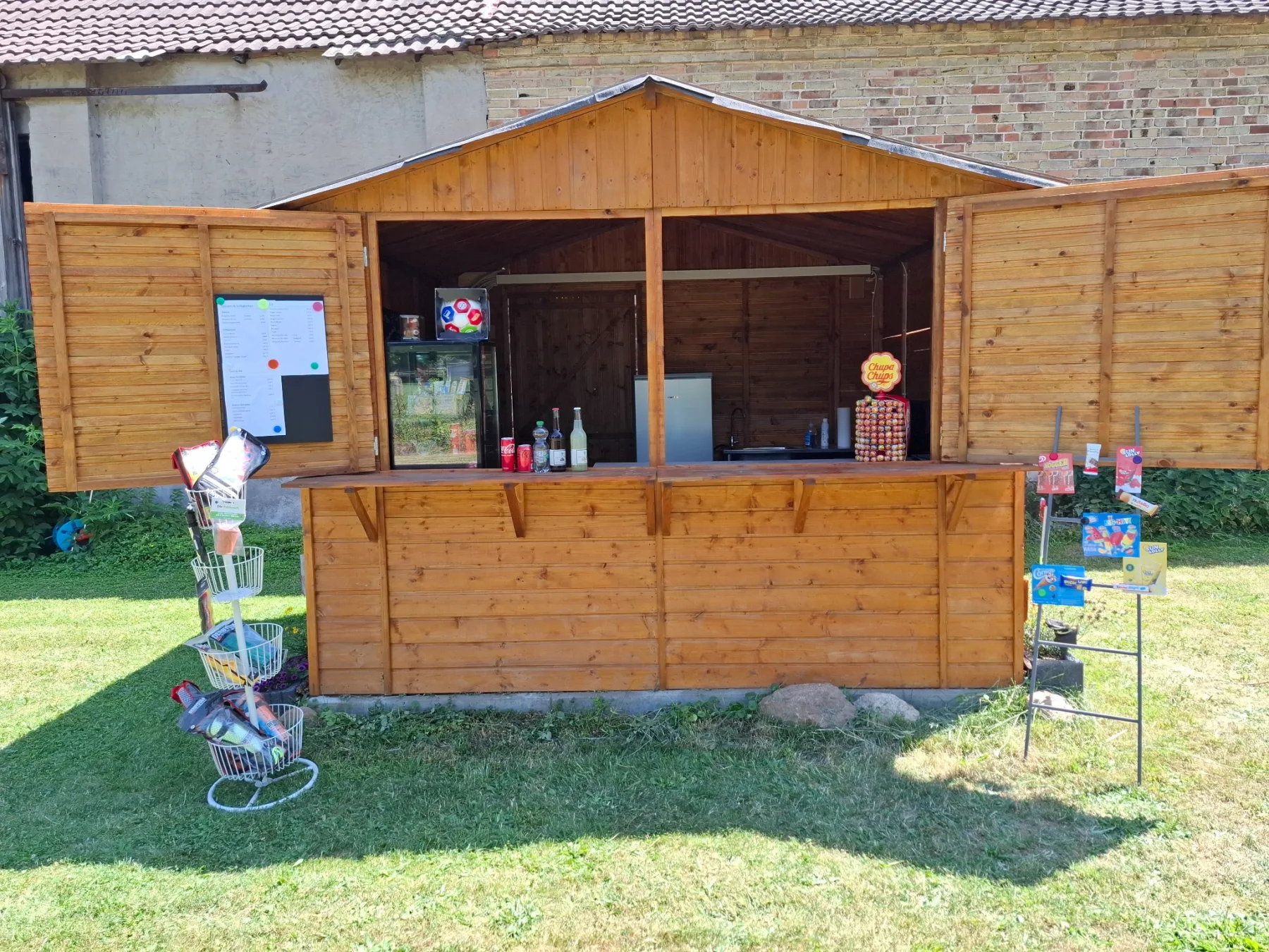 Verkaufstresen des FuMinGo-Kiosks mit Getränken und Snacks