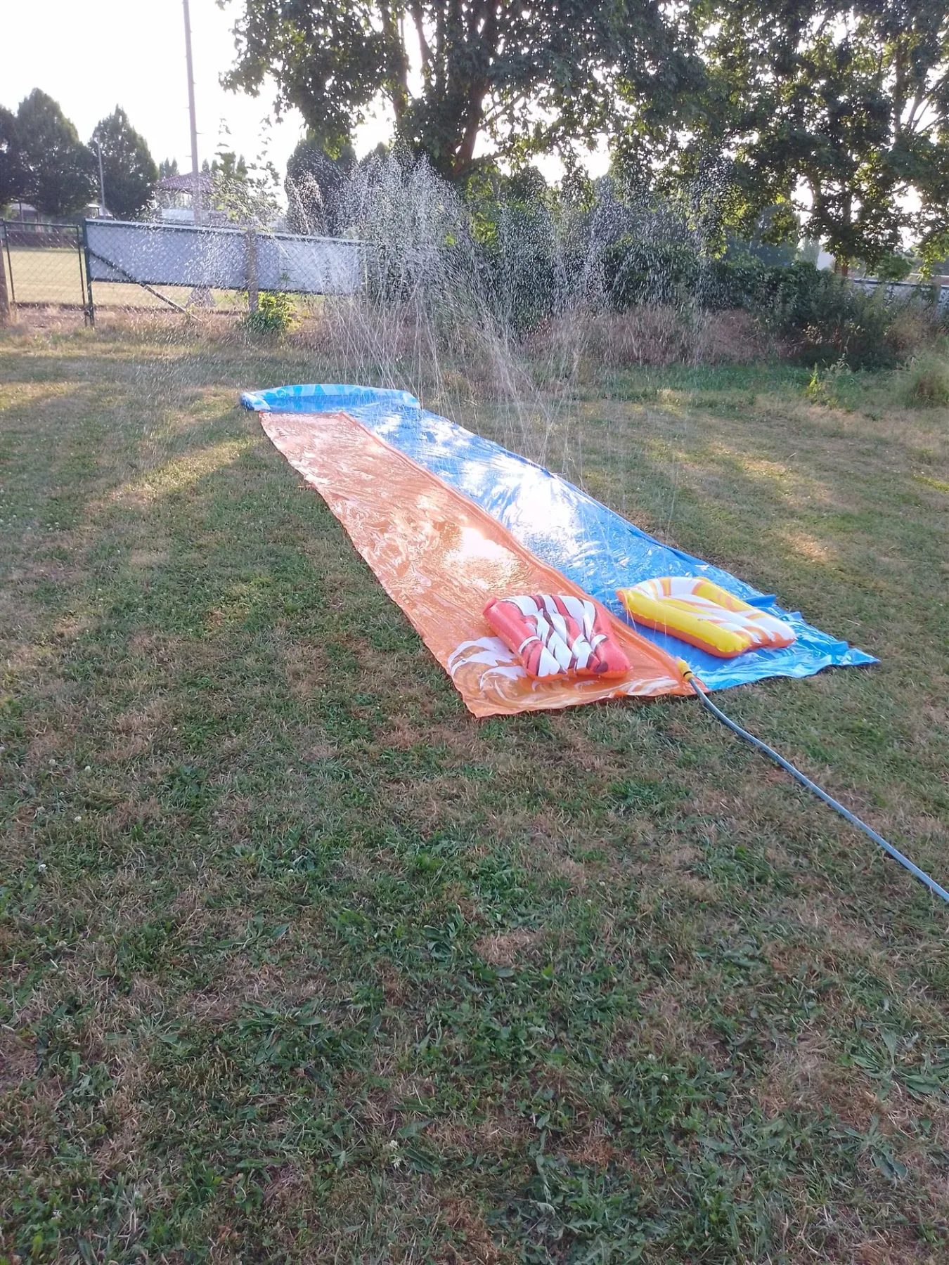 Wasserbahnrutsche auf der Wiese bei FuMinGo